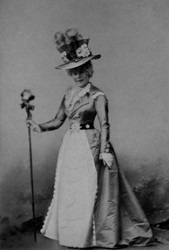 Nanda Keßler im Faschingskostüm (um 1898)