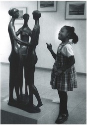 Foto Mädchen und Skulptur