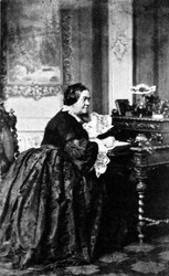 Charlotte Birch-Pfeiffer am Schreibtisch in ihrer Berliner Wohnung (Fotografie von Heinrich Graf, um 1850)