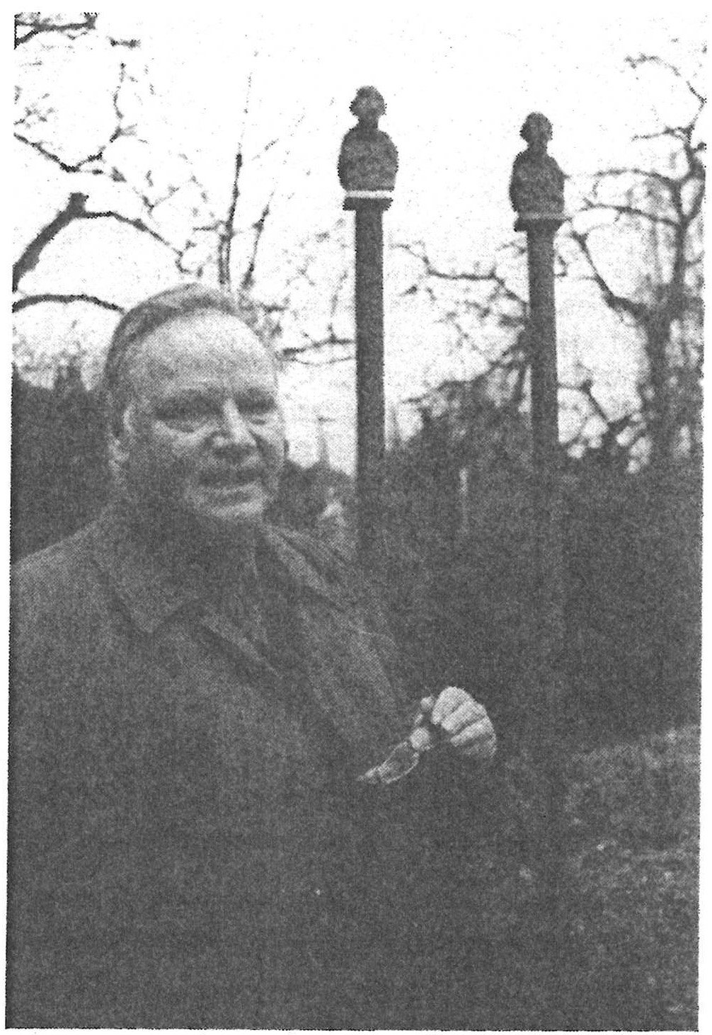 Hier ist eine Schwarz-Weiß-Fotografie von Odo Marquard, der vor dem ihm gewidmeten «Denkzweimal» von Thomas Lehnerer aus dem Jahr 1990 steht, zu sehen.